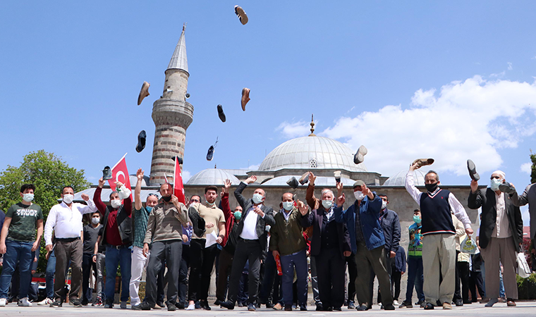 Erzurum'da İsrail'i ayakkabılarını fırlatarak protesto ettiler