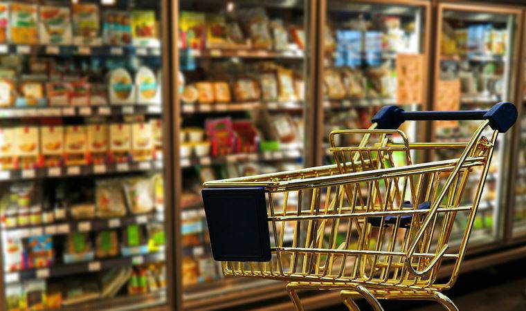 Süpermarkette kavga: Kadınlardan biri diğerinin suratına 5 kiloluk kıymayla vurdu