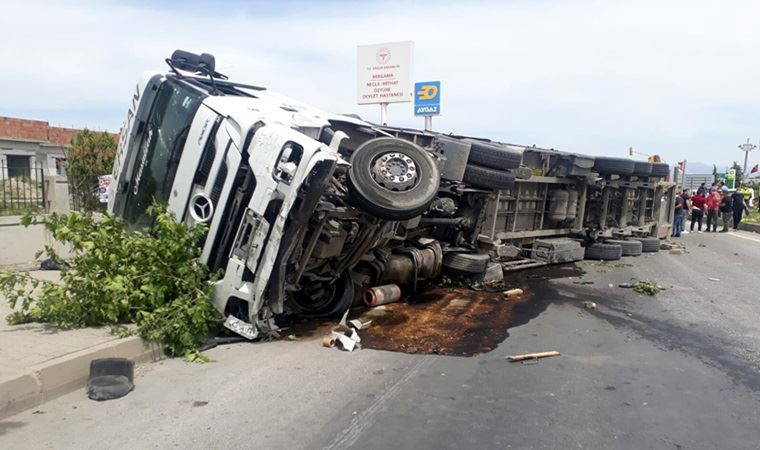 Taksiye çarpan TIR, kaldırımdaki yayaların üzerine devrildi: 2 ölü, 5 yaralı
