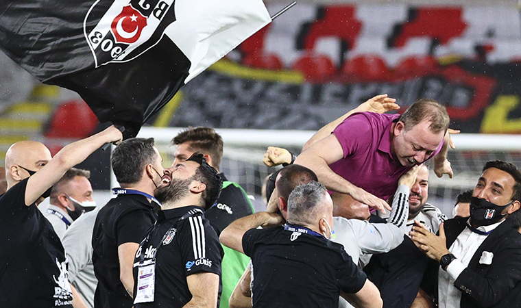 Beşiktaş'ta Sergen Yalçın’ın gözyaşları