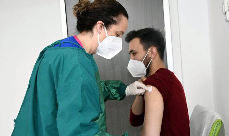 Doç. Dr. Altıntaş: Koronavirüs aşısı öncesi ve sonrası 6 saat uyuyun