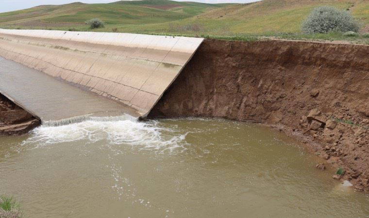HES kanalının duvarı çöktü, 300 dönüm tarım arazisi su altında kaldı