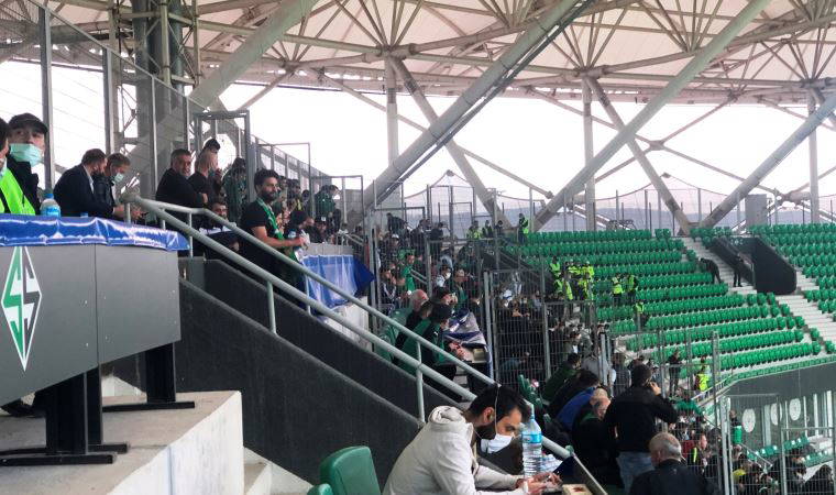 Sakaryaspor - Vanspor maçı, kaçak seyirciler nedeniyle gecikmeli oynandı