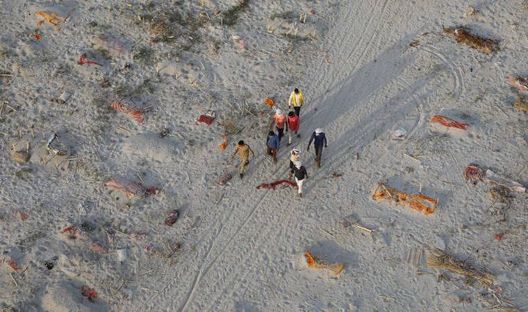 Ganj Nehri kıyılarında yüzlerce cansız beden bulundu