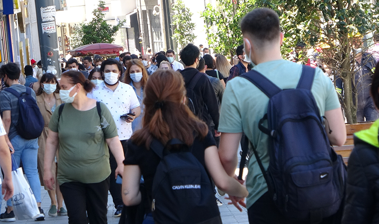 'Tam kapanma'nın ardından Taksim'de yoğunluk