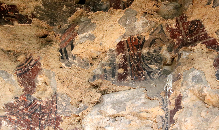 Mağaradaki binlerce yıllık duvar resimlerini defineciler talan etti