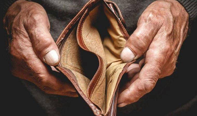 Yoksullaşan yurttaş kredi kartına yüklendi