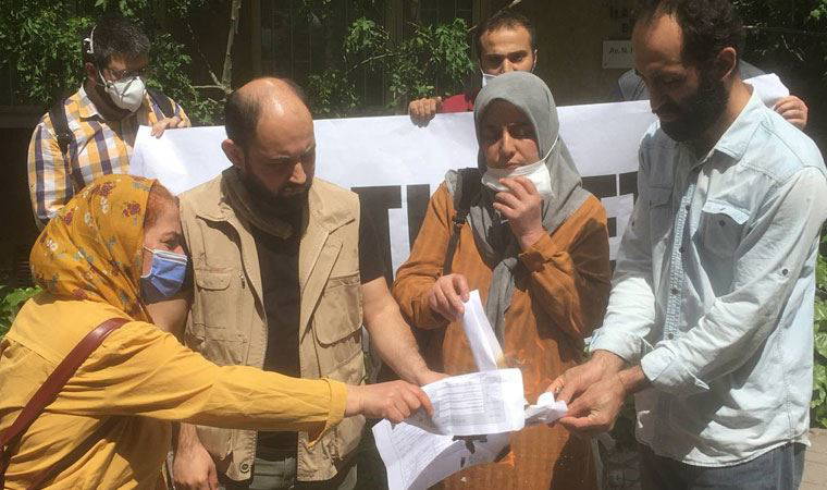 Erdoğan’ın helallik istediği esnaf Ankara’da vergi levhalarını yaktı