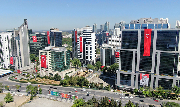 Kırmızı beyaza bürünen Maslak havadan görüntülendi