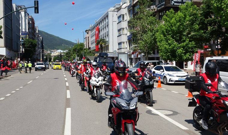 Bursa'da 19 Mayıs kortejinde kaza: Polisler yaralandı