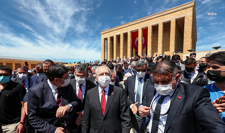 Kılıçdaroğlu, gençlerle birlikte Anıtkabir'i ziyaret etti