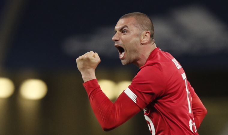 Burak Yılmaz, Beşiktaş'ın şampiyonluğunu kutladı