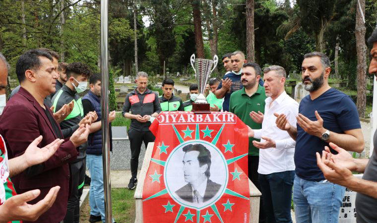 Diyarbekirspor, şampiyonluk kupasını Şehit Gaffar Okkan’ın mezarına götürdü