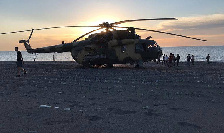 Azerbaycan bayraklı helikopter Giresun’da plaja acil iniş yaptı
