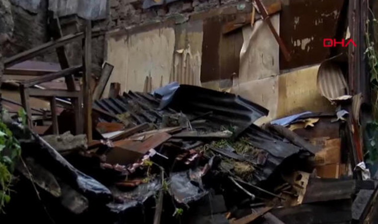 Son dakika gelişmesi... Fatih'te 4 katlı ahşap bina çöktü