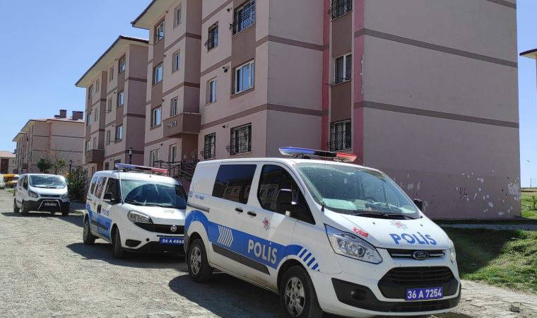 Damadını sırtından 4 kez bıçakladı