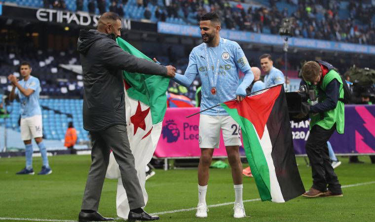 Riyad Mahrez, şampiyonluk kutlamasında Filistin bayrağı açtı