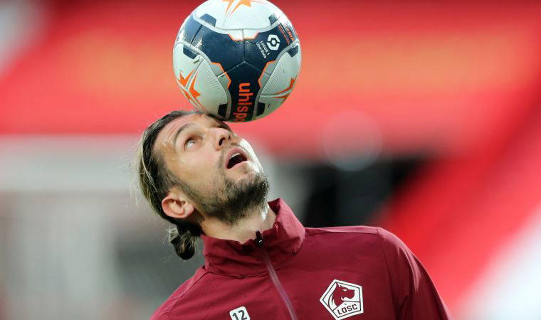 Lille forması giyen Yusuf Yazıcı, yeni logosunu tanıttı