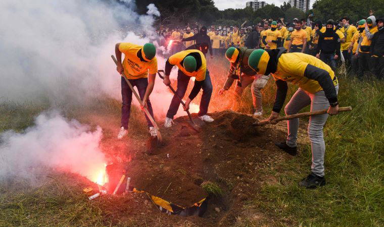 Ligue 1'den düşen Nantes'ın taraftarları, başkan için cenaze töreni düzenledi