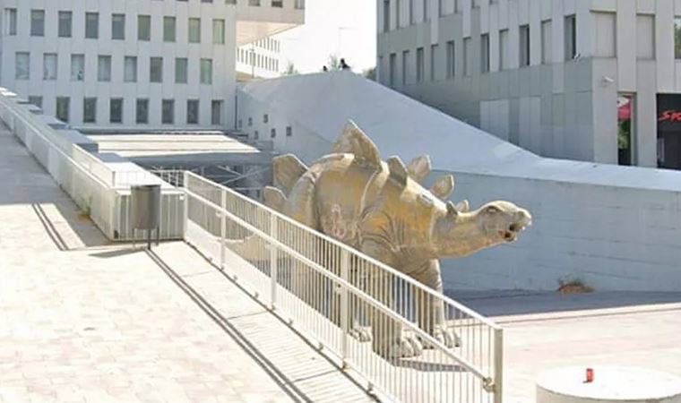 Cesedi dinozor heykelinin içinde bulunmuştu: Ölüm nedeni belli oldu