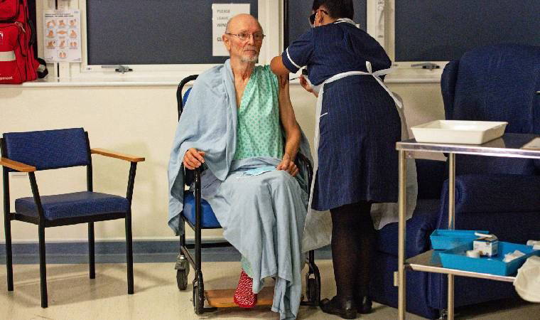 Dünyada koronavirüs aşısı olan ikinci kişi William Shakespeare yaşamını yitirdi