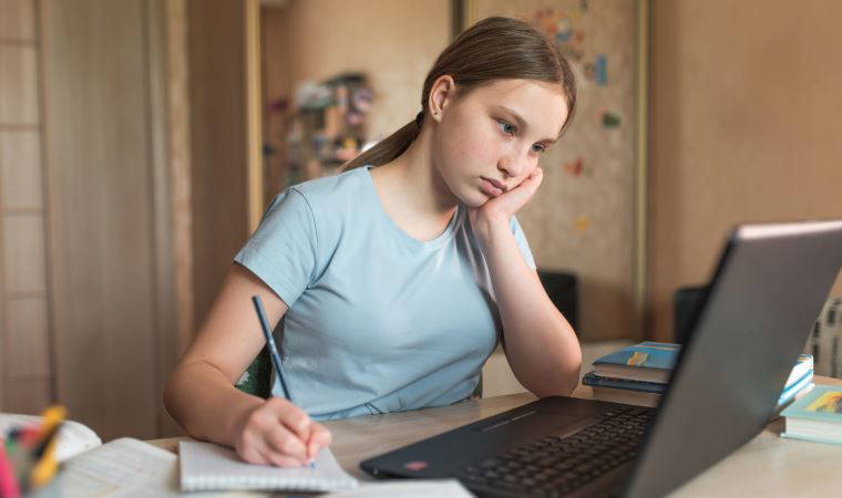 Çocukların ekran karşısında geçirdiği süreye dikkat