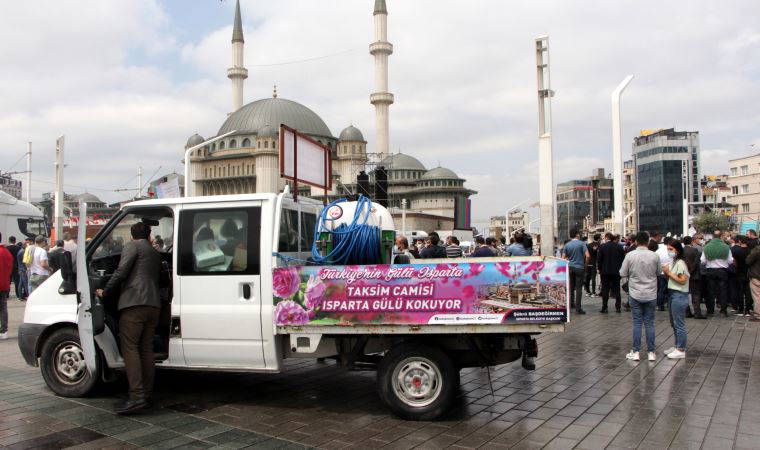 Taksim'de yapılan cami açılışı öncesi 25 ton gül suyu  sıkıldı