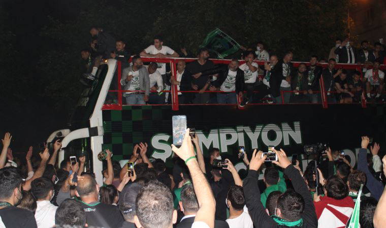 Kutlamalarda şanssız kaza, futbolcu otobüsten düştü