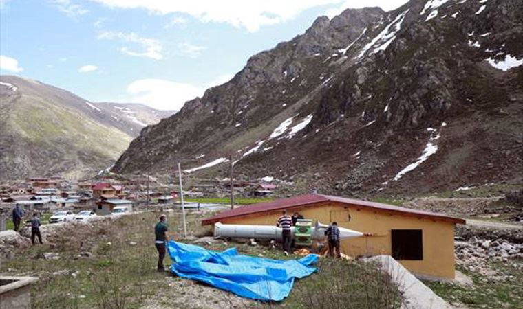 Rize'de çığdan zarar görmemesi için kışın "yatırılan" minare, yeniden kaldırıldı