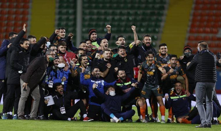 Alanyasporlu Salih Uçan sakatlandı, Salih ambulansla hastaneye götürülüyor