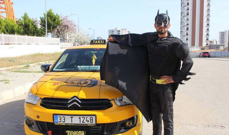 'Batman' kıyafetiyle Mersin'de taksicilik yapıyor: 