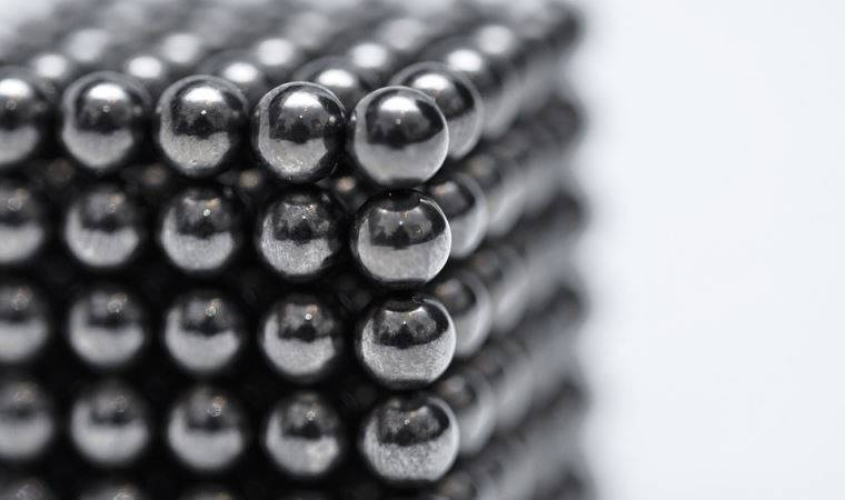 İngiltere’de 'mıknatıslı piercing' uyarısı