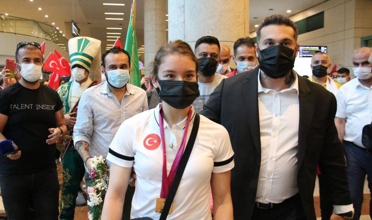 Dünya şampiyonu Ayşe Begüm Onbaşı, mehter takımıyla karşılandı