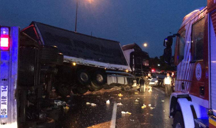 İzmit- TEM Otoyolu'nda zincirleme kaza: 20 araç birbirine girdi, yaralılar var
