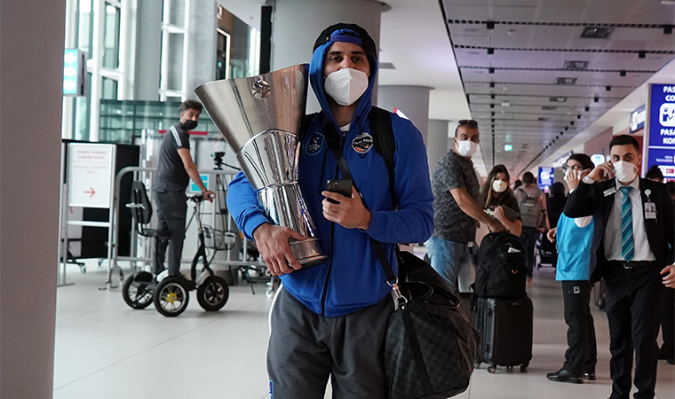 Euroleague şampiyonu Anadolu Efes yurda döndü