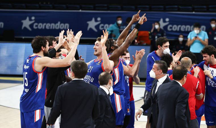 Anadolu Efes'in paylaşımına Fenerbahçe taraftarından tepki