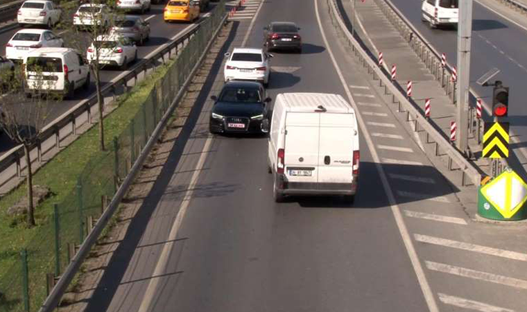 E-5’te geri geri gelen sürücüler trafiği tehlikeye soktu