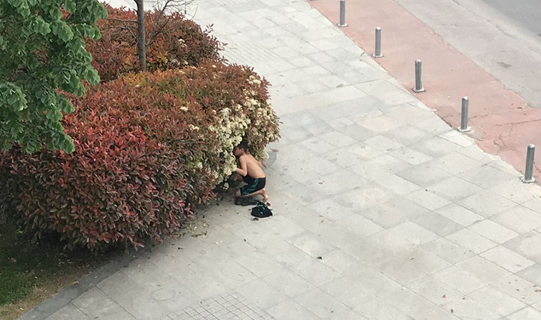 Süs havuzuna giren çocuklar, polisi görünce saklandı