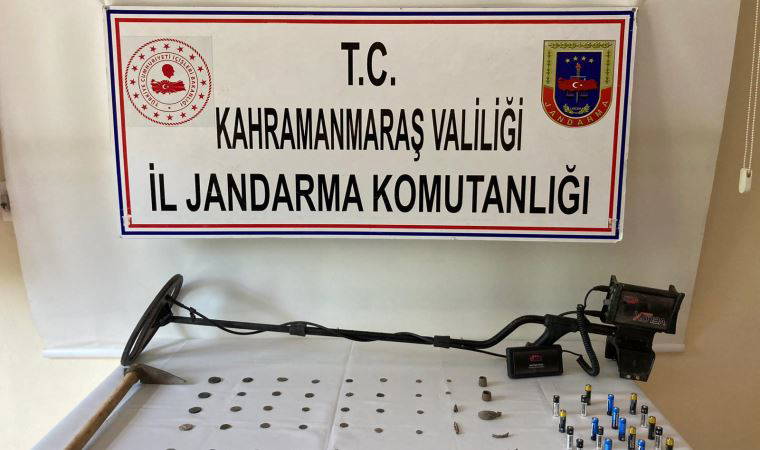 Dedektörle hazine ararken 45 tarihi eserle yakalandı