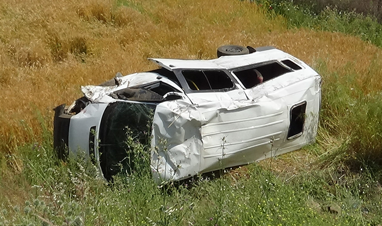 Askerleri taşıyan minibüs devrildi: 3 yaralı