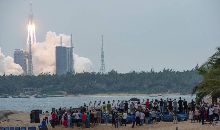Çin'in kontrolden çıkan roketi ilk kez görüntülendi