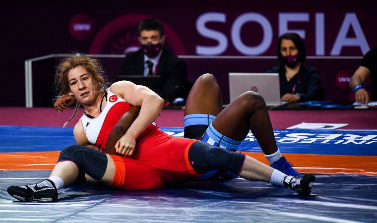 Milli güreşçi Yasemin Adar yarı finalde