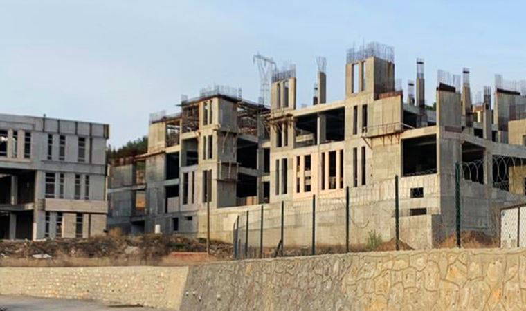 İNŞAAT DURDU KAMPUS ÇÜRÜYOR