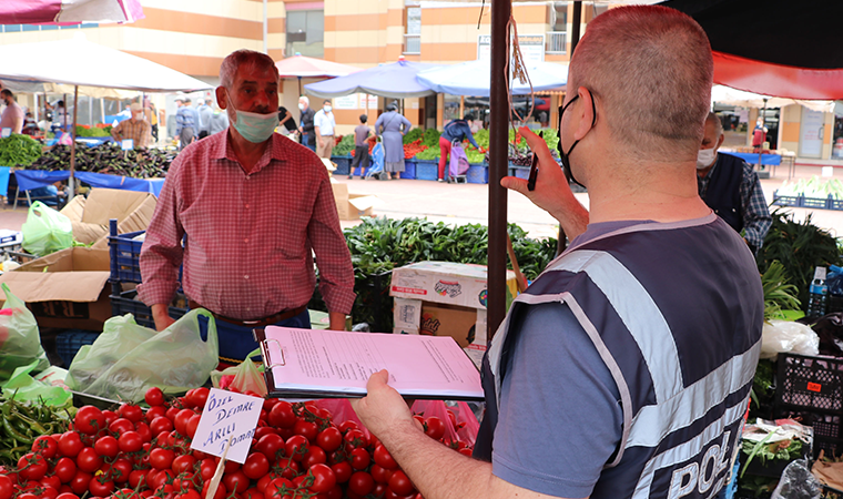 Edirne'de pazarcı esnafına, poşeti açmak için elini diliyle ıslatmasına ceza