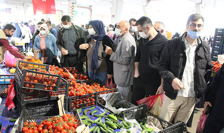 İzmit'te semt pazarında sosyal mesafe unutuldu