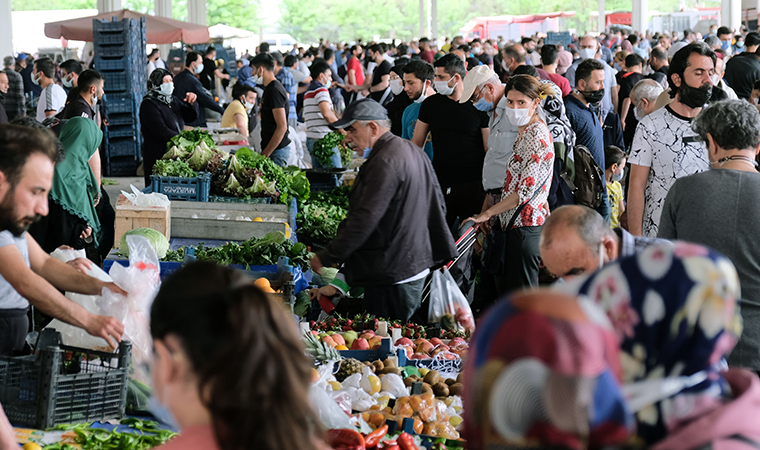 Pazarlar açıldı, marketlerden karşılık geldi