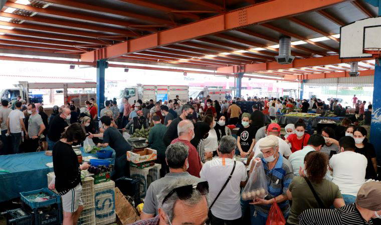 Adana'da semt pazarlarına akın oldu, tedbirler hiçe sayıldı