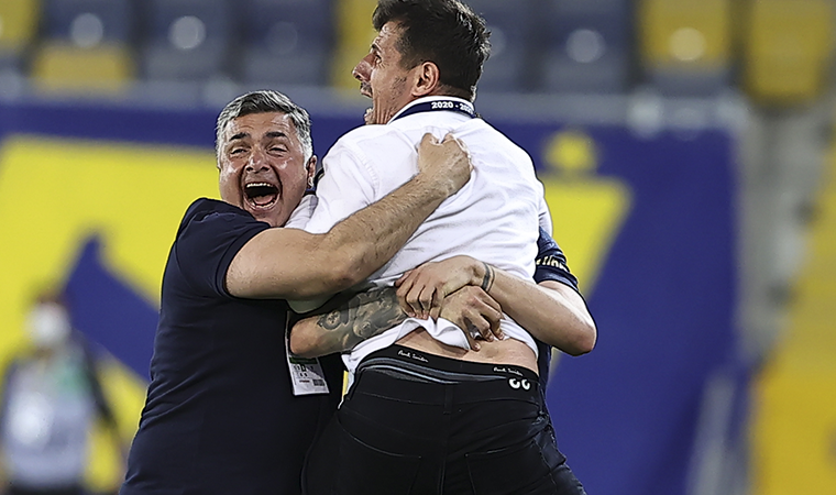 Emre Belözoğlu, Fenerbahçe'nin golünde kendinden geçti