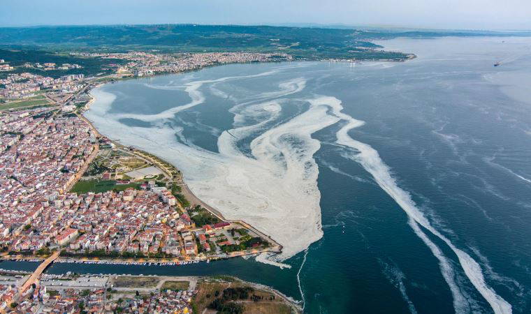 Çanakkale Boğazı'nı kaplayan 'deniz salyası' havadan görüntülendi