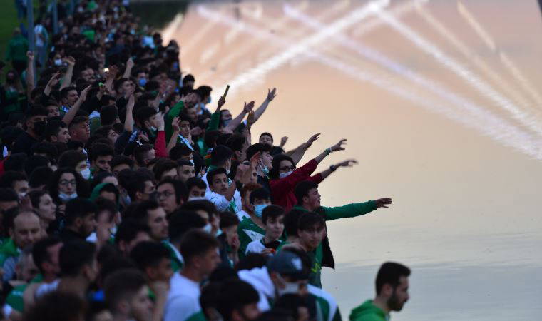 Bursaspor'un 58. kuruluş yıl dönümü, meşale şovuyla kutlandı